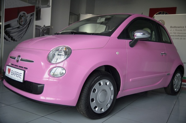 Unikatowy r&oacute;żowy Fiat 500 od Barbie