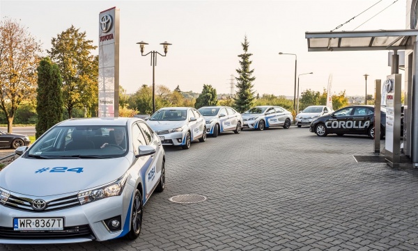 Ligowi koszykarze w Toyotach