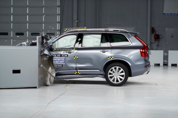 Volvo XC90 zwycięzcą trudnego testu IIHS
