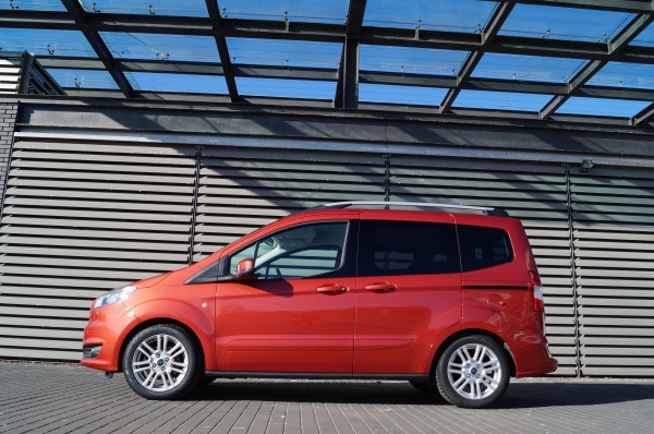 Ford Tourneo Courier 1,0 EcoBoost Titanium - Do r&oacute;żnych zadań