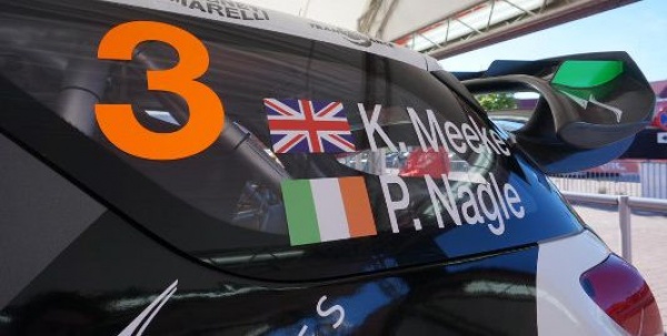 Meeke dachował na testowym