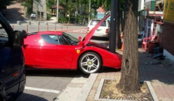 Ferrari Enzo otula latarnię