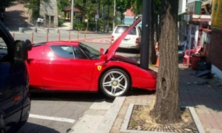 Ferrari Enzo otula latarnię