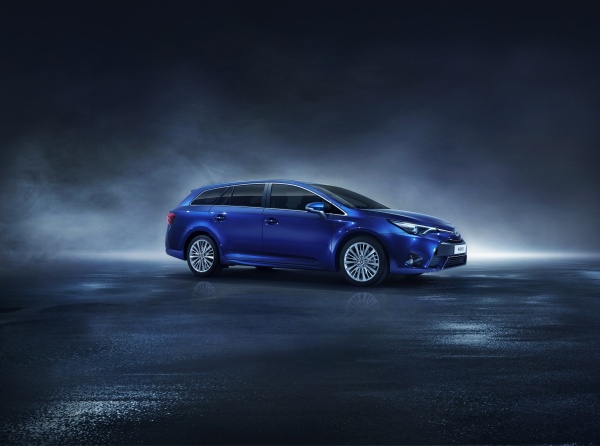 Zmodernizowany Avensis z cenami