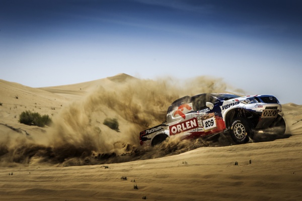 Trudny 4 etap Abu Dhabi Desert Challenge