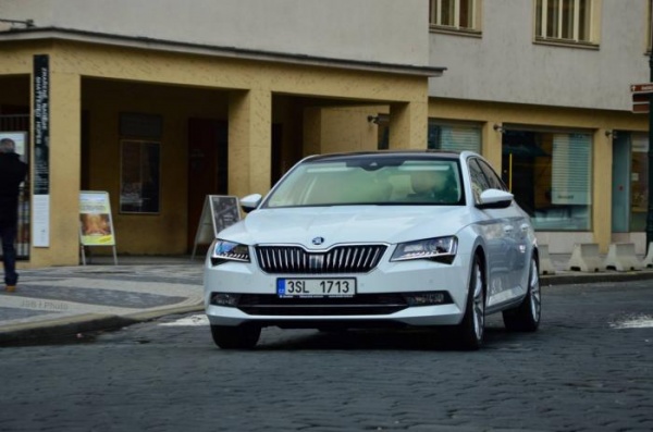 Nowa Skoda Superb dostrzeżona w Pradze