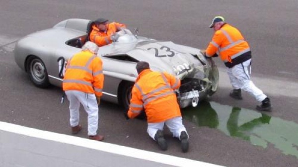 Klasyczny Jaguar i Mercedes zderzyły się w Goodwood