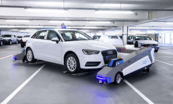 W fabryce Audi roboty transportują samochody